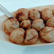 「美味しんぼ」などで紹介された、「元祖タコ焼き（600円/12個）」は、見た目よりも美味しいです