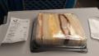 弁当等の品揃えは少なめの中、2021年10月25日からはアルコールの取扱いを再開するそうです