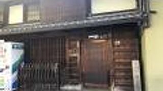 古民家と石碑がマッチしています