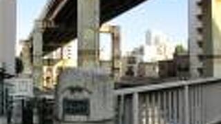 雰囲気が暗い感じの橋