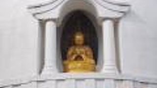 真っ白な塔と金ぴかの仏様！！