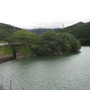 アース式ダムが間近に見られます。