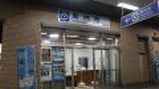 改札口に向かって右側