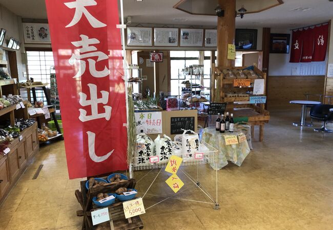 地元の特産物も販売されています