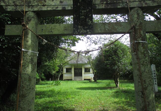 本丸跡には志岐麟泉社が建っていました。