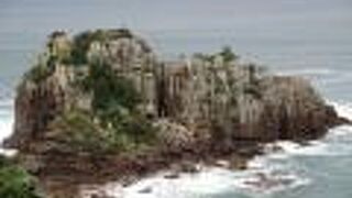 恐瀬蓬莱島には穴が開いているのですね。