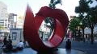 川崎駅東口前の赤いオブジェ