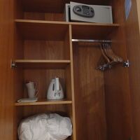 クローゼット内にセーフティボックスや電気ポットあり