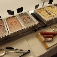 朝食は7：00～10:00、ホットメニューもたくさん並ぶ。