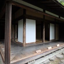 屋敷の裏手に回って