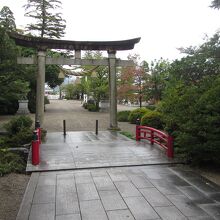 本殿から入口を見た図