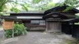 屋敷の外側を一周できる