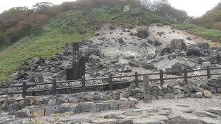 賽の河原の硫黄が湧くエリア