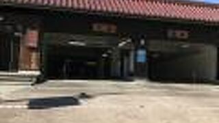 道路沿いに駐車場があるので