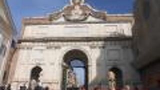 帰りに気が付いたのですが、門の裏と表が全然違うデザインでした