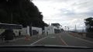 駐車場に車が多い