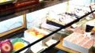 すぐにひと目で「源吉兆庵」だとわかる店構え