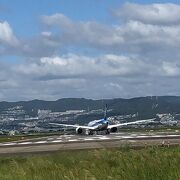 着陸する飛行機が頭上を通り過ぎて行く姿は迫力満点