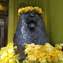 華やかなFLOWERの装いで嬉しそうなライオン像