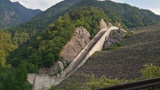 巨大なロックフィルを登って行く