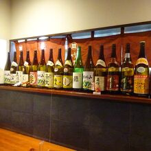 日本酒や焼酎の銘酒がずらりと並んでいます。