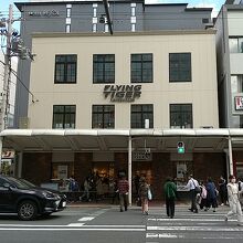 河原町のメインアーケードにあります。