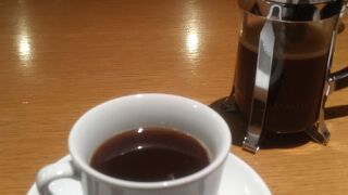 フレンチプレスでいただく淹れたてコーヒー