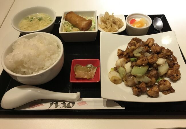 伏見区桃山の納屋町商店街にある中華料理とワインの店。 週替わりランチがお得です。