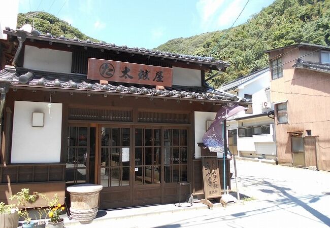 青石畳通りの醤油店