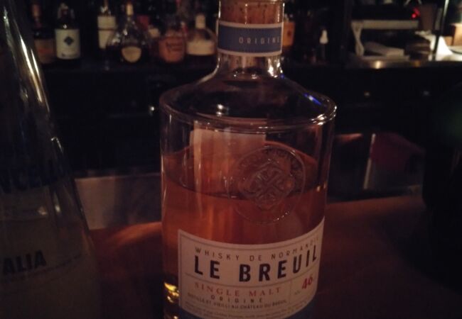 少し落ち着いたエリアにある隠れ家的バー。