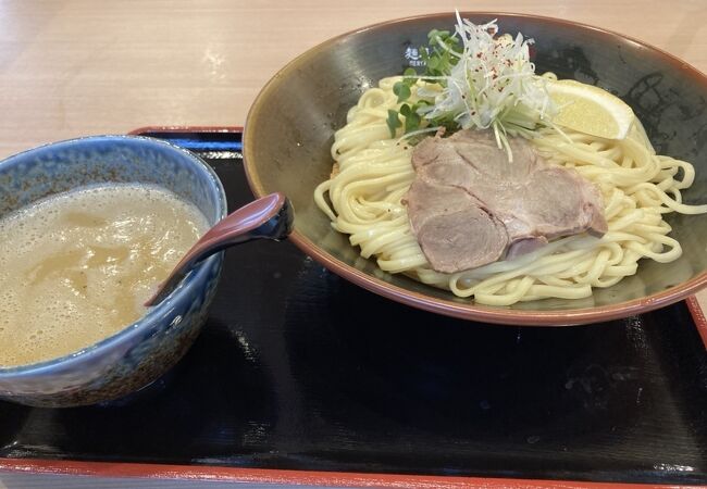 元町にあるラーメン屋さんでしお味のつけ麺をいただく