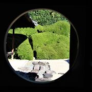 小堀遠州作の蓬莱式枯山水庭園は国指定名勝で、岡山後楽園、津山衆楽園とともに、岡山三大庭園とされる。