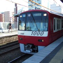 東神奈川駅に入ってきたエアポート急行