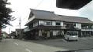 広くてお土産物屋が併設