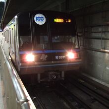 新横浜駅ホームは工事中で暗い感じです