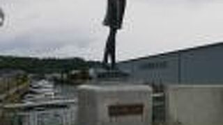 北浜橋の袂の像