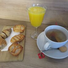 パンとオレンジジュース、紅茶の朝食セット