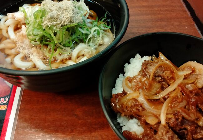 四天王寺で参拝した後に、「かすうどん＋ミニ焼き牛丼」セット（880円）を食しました