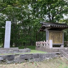 白老仙台藩人屋敷の説明、近くに御門があります。