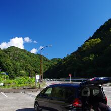 道の駅の離れた駐車場に車を置いて出発