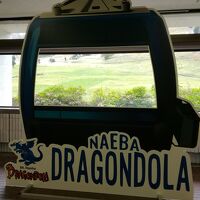 フロント前のゲレンデを望むロビー