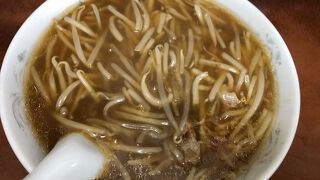 ランチは混んでいて並びます。