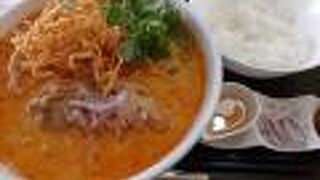 店名と同じカオソイ（ココナツミルク味カレーのスープ麺）がお勧め！