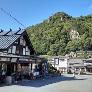 JR仙山線の山寺駅がすぐ目の前。古風な造りの人気蕎麦屋さん。