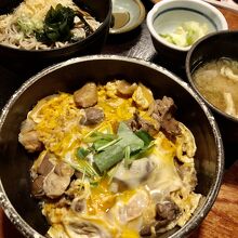 鶏もつ親子丼と冷そばのランチセット