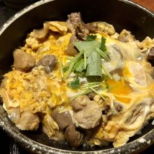 鶏もつ親子丼…新鮮な鶏モツが美味しい！