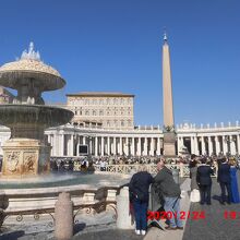 サンピエトロ広場のオベリスクと噴水