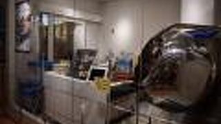 店内でチョコレートを作っている