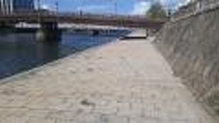 小倉城エリア付近では遊歩道があります