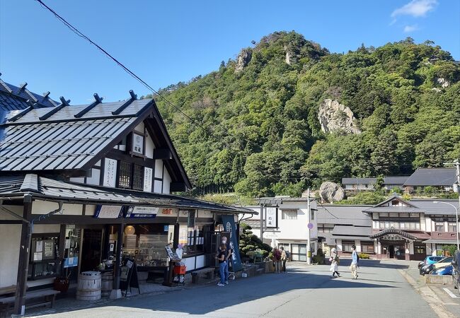 JR仙山線の山寺駅がすぐ目の前。古風な造りの人気蕎麦屋さん。